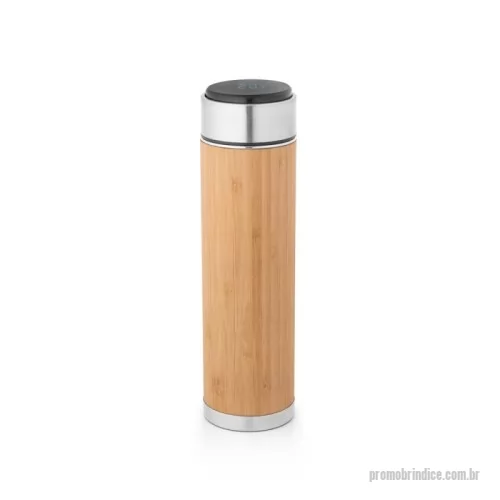 Garrafa térmica personalizada - Garrafa em aço inox e bambu de parede dupla térmica, isolada a vácuo. Capacidade até 430 mL. A tampa contém um termômetro digital que permite saber, a qualquer momento, a temperatura da bebida (pilha inclusa). Incluso infusor para chá. Certificação EU Food Grade. A cor e o resultado da impressão nos materiais naturais pode variar entre produtos. ø65 x 235 mm