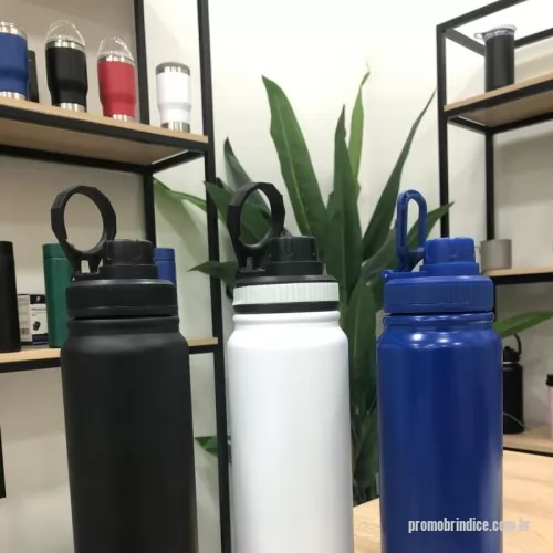 Garrafa térmica personalizada - Descrição: Chega de preocupações ao consumir suas bebidas! Nossa garrafa térmica de 850 ml, feita em inox, foi projetada para trazer mais praticidade ao seu dia a dia. Com uma trava embutida na tampa, ela se mantém fixa durante o uso, evitando o incômodo de 