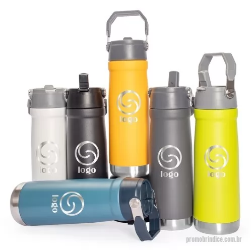 Garrafa térmica personalizada - Beba com qualidade e na temperatura perfeita. Com design pensado para o dia a dia, esta garrafa térmica de 630ml oferece uma ótima experiência para quem busca manter a bebida sempre na temperatura ideal. Fabricada em inox SUS 304 com parede dupla, conserva líquidos quentes ou gelados por mais tempo, preservando o sabor e a qualidade. O bico flexível integrado à tampa plástica rosqueável e com alça facilita o consumo a qualquer momento, enquanto o canudo interno permite beber de forma confortável. Perfeita para acompanhar treinos, momentos ao ar livre ou a rotina diária, deixando água, vitaminas e outras bebidas sempre prontas para consumo.