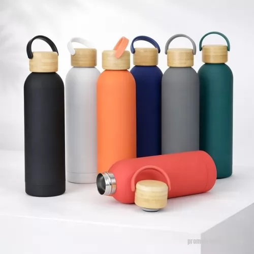 Garrafa térmica personalizada - Garrafa Térmica 500ml - Descrição: Garrafa térmica em inox com pintura emborrachada e capacidade para até 500ml. Possui estrutura de parede dupla e vedação a vácuo que permite conservar a temperatura de bebidas por mais tempo, além de tampa rosqueável em bambu com alça plástica para transporte.