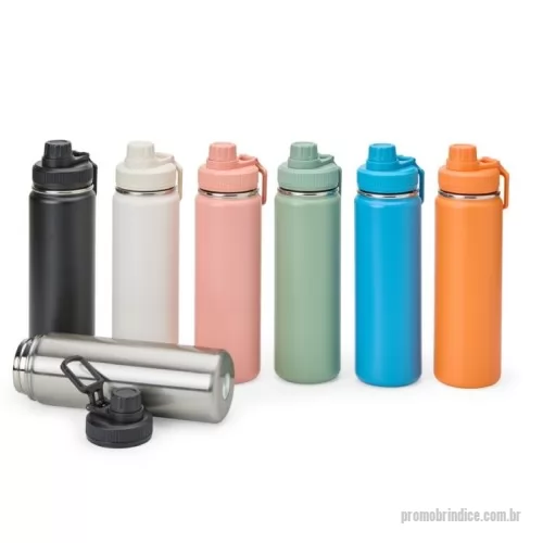 Garrafa térmica personalizada - Garrafa térmica feita em inox com pintura eletrostática e capacidade de até 750ml. Possui estrutura em parede dupla e isolamento a vácuo, o que permite manter a temperatura de líquidos conservada por mais tempo. Conta ainda com tampa rosqueável em plástico, protetor para o bocal e alça retangular para transporte.  Altura :  26 cm  Largura :  7 cm  Circunferência :  24 cm