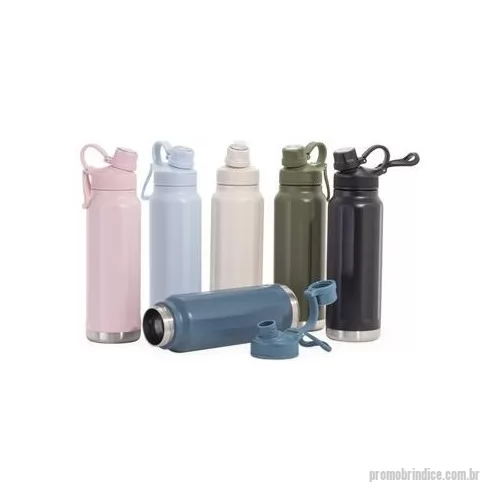 Garrafa térmica personalizada - Garrafa térmica feita em inox 304 de parede dupla com capacidade de 950ml. Com design de faixas em relevo, a garrafa possui tampa com alça para transporte e tampa de proteção para o bocal.