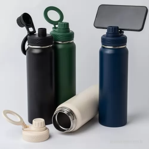 Garrafa térmica personalizada - Descrição: Agora ficou fácil aproveitar bebidas na temperatura ideal, gravar vídeos e assistir a séries. Com a Garrafa Térmica de 850ml em inox 304, é possível utilizá-la como tripé através de sua alça flexível, segura e magnética integrada à tampa. Basta posicionar o celular (compatível a partir do iPhone 12º geração) na alça e aproveitar. Além disso, sua tampa plástica rosqueável também possui uma proteção para o bocal, e sua alça versátil facilita o manuseio da garrafa térmica durante as caminhadas. Acompanha disco metálico com verso autocolante para celulares que não possuem compatibilidade magnética.  Altura :  27,3 cm  Largura :  7,9 cm  Circunferência :  25,2 cm