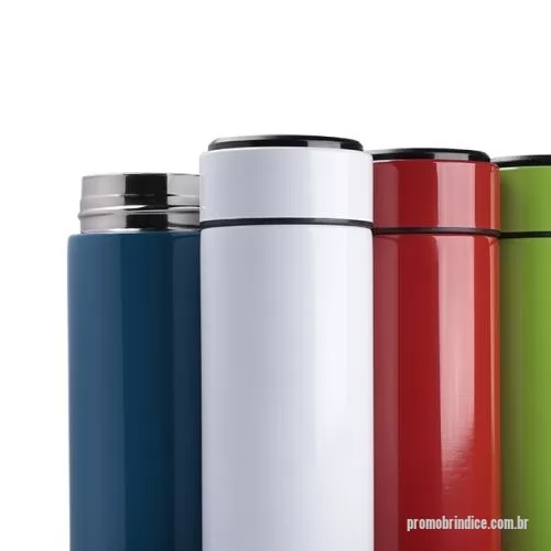 Garrafa térmica personalizada - Garrafa Térmica Inox 500ml com Display LED e Termômetro Digital Personalizada | Fabricação Própria Garrafa Inteligente Personalizada 500ml com Termômetro Digital e Infusor  A Garrafa Térmica Inox 500ml com Display LED é a combinação perfeita entre tecnologia, praticidade e sofisticação. Desenvolvida para quem busca inovação no dia a dia, ela possui termômetro digital integrado na tampa com visor LED touch, permitindo visualizar instantaneamente a temperatura da bebida sem a necessidade de abrir a garrafa.  Fabricada em inox com parede dupla e isolamento térmico, mantém bebidas quentes ou frias por muito mais tempo, proporcionando maior conforto e praticidade durante o trabalho, viagens, academia, estudos ou atividades ao ar livre.  Seu infusor interno removível permite preparar chás, águas aromatizadas e bebidas infusionadas com frutas ou ervas, tornando a experiência ainda mais completa. Com design moderno e acabamento premium, esta garrafa é um excelente brinde corporativo de alto va