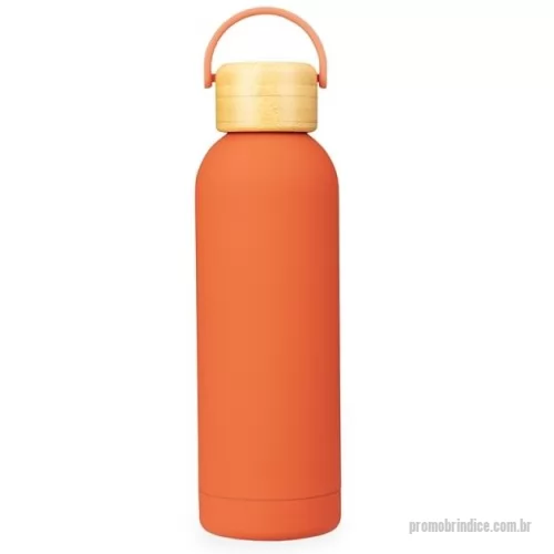Garrafa térmica personalizada -  Garrafa térmica em inox com pintura emborrachada e capacidade para até 500ml. Possui estrutura de parede dupla e vedação a vácuo que permite conservar a temperatura de bebidas por mais tempo, além de tampa rosqueável em bambu com alça plástica para transporte.