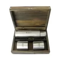 magnifico estojo de madeira envelhecida com garrafa térmica e duas canecas térmicas de aço inox. Gravação da logomarca a laser no estojo, garrafa e canecas. Despachamos com frete pago par todo o Brasil