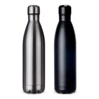 Garrafa térmica 780ml em inox de alta qualidade. Possui tampa rosqueável com detalhe superior em relevo, pode ser utilizada com líquidos quentes ou frios. Observação: não colocar no fogão ou micro-ondas.Altura :  30,3 cm  Largura :  7,9 cm  Circunferência :  25,7 cm  Medidas aproximadas para gravação (CxL):  15,5 cm x 7 cm  Peso aproximado (g):  410