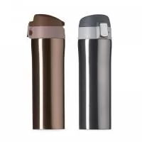 Garrafa térmica 450ml colorida com sistema de trava. Material metálico com revestimento interno em inox, parte inferior com borracha anti deslizante; possui tampa plástica fosca com borracha interna para vedação evitando o vazamento de líquido e prezando sua temperatura; possui botão central para abertura e trava lateral(basta seguir a orientação dos desenhos de cadeados simulando o travamento/destravamento da tampa).
