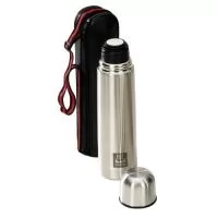 Confeccionada em material resistente, a garrafa térmica em inox personalizada tem capacidade para 1 litro, possui estojo em nylon para transporte, preço baixo, grande apelo promocional e ótima área para aplicação de logo customizado à laser. Perfeita