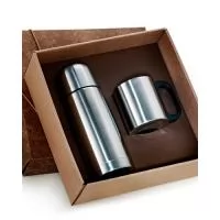 Composto por caixa de presente, garrafa térmica e caneca de aço inox, o kit bar personalizado conta com espaço nobre para impressão de logo personalizado, preço baixo e ótima aderência popular. Fabricado em material de alta qualidade, o kit bar perso