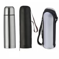 Garrafa Térmica 500ml em inox com tampa rosqueável, tampa interna em plástico resistente(basta um clique para abrir ou fechar). Acompanha capa protetora de couro sintético com alça de nylon. Cor de embalagem preta ou prata, sujeito a disponibilidade de estoque. Mantém a temperatura do líquido por até 4 horas.