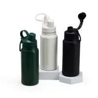 Garrafa Térmica com Alça 750ml Esta garrafa térmica feita em inox 304, é uma aliada confiável para manter sua bebida preferida sempre na temperatura certa. Com um design em faixas de relevo e tampa com alça, ela é fácil de transportar e possui uma proteção extra no bocal para manter tudo seguro e higiênico. Ideal para levar o calor do café ou a refrescância da água gelada onde quer que você vá! Altura : 25 cm x Largura : 8,6 cm x Circunferência : 26,9 cm Peso aproximado (g): 371
