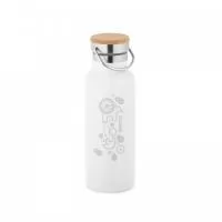 Garrafa em aço inox com parede dupla isolada a vácuo, tampa em bambu e alça de transporte em aço inox (térmico). Capacidade até 570 mL. Certificação EU Food Grade. Preserva as bebidas quentes por 8h e frias por 24h. Fornecida em caixa presente de papel kraft. ø70 x 220 mm | Caixa: 75 x 227 x 75 mm