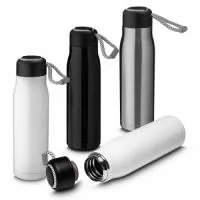 Garrafa térmica em aço inox fosca com parede dupla isolada a vácuo, com capacidade de até 550ml com corda para facilitar o trasnporte. Tampa rosqueável e anel de silicone para vedação.