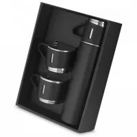 1 garrafa térmica em aço inox com parde dupla isolada a vácuo com capacidade para 500ml;  3 canecas com alça de 100ml;  A caixa e a sacola do kit são na cor preta, a embalagem é presentável.