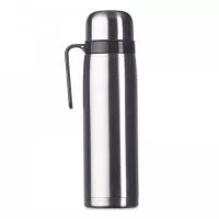 Garrafa térmica 1 litro em inox com alça plástica preta. Possui tampa rosqueável, tampa interna rosqueável com bico plástico vermelho.