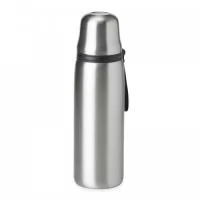 Garrafa térmica feita em inox 304 com parede dupla, capacidade de 850ml. Com alça emborrachada para transporte, a garrafa contém filtro infusor, tampa com botão de acionamento e tampa externa utilizável como copo.