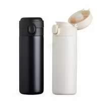 Garrafa térmica em inox com parede dupla, capacidade de 410ml. Tampa com botão central para abertura e borracha interna para vedação.