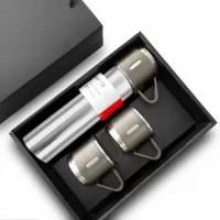 Garrafa térmica personalizada em metal com parede dupla e com pintura texturizada, tampa com clique para abertura feita em plástico com silicone e três xícaras em metal com acabamento em plástico que são rosqueáveis na garrafa. Ideal para divulgar sua empresa em eventos corporativos, brindes personalizados e campanhas promocionais.