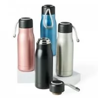 Garrafa térmica com capacidade de 420ml feita em inox 304 com parede dupla. Tampa plástica com corda para transporte embutida.