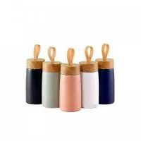 Garrafa inox 304 com parede dupla, capacidade de 250ml. Contém tampa plástica com design de bambu e alça de silicone para transporte.
