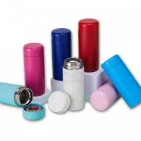 Garrafa térmica inox de parede dupla com capacidade de 200ml.