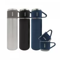 Garrafa térmica personalizada em metal com parede dupla e com pintura texturizada, tampa com clique para abertura feita em plástico com silicone e três xícaras em metal com acabamento em plástico que são rosqueáveis na garrafa. Ideal para divulgar sua empresa em eventos corporativos, brindes personalizados e campanhas promocionais.