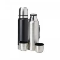  Garrafa térmica de inox com parede dupla e tampa dupla, capacidade de 1 litro. Com alça plástica para transporte, a garrafa contém duas tampas utilizáveis como copos.