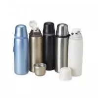 Garrafa térmica feita em inox com parede dupla, capacidade de 850ml. Com alça emborrachada para transporte, a garrafa contém filtro infusor, tampa com botão de acionamento e tampa externa utilizável como copo.