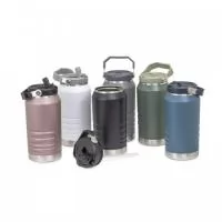 Garrafa térmica feita em inox com parede dupla, capacidade de 1,1 litros. Com alça para transporte, a tampa contém bico flip e canudo interno.