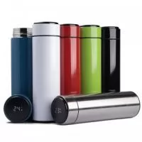 Garrafa inox 450ml com parede dupla, infusor e display LED com termômetro digital na tampa para indicar a temperatura do líquido. Conserva temperatura quente ou fria.