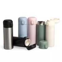 Garrafa térmica em inox com parede dupla, capacidade de 400ml. Tampa com botão central para abertura e borracha interna para vedação.