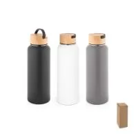 Garrafa em aço inox (90% reciclado) de parede dupla térmica, isolada a vácuo. Parede com revestimento em pó oferecendo mais durabilidade e resistência. Tampa em bambu com pega em plástico que facilita o transporte. Grande capacidade até 1.2 L.