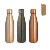 Garrafa em aço inox de parede dupla térmica, isolada a vácuo. Garrafa com acabamento metalizado e tampa em aço inox. Todas as componentes da garrafa - tampa, corpo e base - na mesma cor. Capacidade até 510 mL. Fornecido em caixa presente de papel kraft
