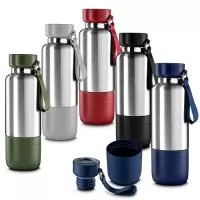 Garrafa térmica em aço inox com parede dupla isolada a vácuo, capacidade de 500ml e cordão tipo mosquetão. Tampa rosqueável, vedada por um anel de silicone. Possui copo adicional rosqueável na parte inferior da garrafa. Parte superior da tampa acompanha um cordão adicional de 68cm para substituição. Permitindo uso do compartimento para pequenos objetos.