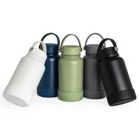Garrafa térmica que une resistência e praticidade. Feita em inox 304, é durável e resistente à corrosão. A base de silicone removível proporciona estabilidade e facilita a limpeza, enquanto a alça de transporte também em silicone, com detalhe em inox, oferece o conforto na hora de transportá-la. Ideal para manter suas bebidas na temperatura perfeita, esta garrafa é a escolha certa para o dia a dia.