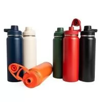 Garrafa Térmica Inox 850ml Diga adeus ao estresse na hora de consumir bebidas, esta garrafa térmica de 850 ml, feita em inox, possui uma trava embutida na tampa que se mantém fixa e evita aquele famoso "acidente" — tampa que bate no rosto enquanto bebe — mais praticidade e menos estresse para o dia a dia. Altura : 26,7 cm x Largura : 8 cm x Circunferência : 25 cm Peso aproximado (g): 383