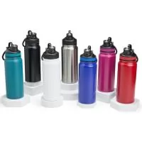 Se você busca uma garrafa térmica para acompanhar sua rotina, essa é a escolha perfeita! Com 650ml de capacidade e feita em inox 304, ela garante hidratação na temperatura certa para o dia a dia. Sua tampa de plástico rosqueável traz detalhes em emborrachado e uma alça super flexível. Além disso, ela proporciona firmeza devido à sua base antiderrapante, que evita deslizes. Uma aliada indispensável para manter a bebida sempre na temperatura perfeita.  Altura :  23,9 cm  Largura :  8,6 cm  Circunferência :  25,3 cm