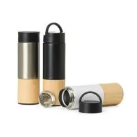 Garrafa térmica produzida em inox 304 com capacidade de 420ml, acompanha peneira para infusão de bebidas. Com detalhes em bambu e plástico, sua tampa é livre de BPA e possui uma alça para transporte que também pode ser utilizada como suporte para celular.  Altura :  22,4 cm  Largura :  7 cm  Circunferência :  22,1 cm