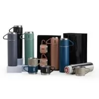 Kit garrafa térmica 450ml com duas tampas extras que podem ser utilizadas como xícaras. Garrafa produzida em inox com base antiderrapante e tampas de inox com revestimento plástico. Acompanha sacola de papel com berço de papelão para acomodação das peças.