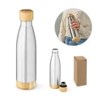 Garrafa em aço inox (90% reciclado) de parede dupla térmica, isolada a vácuo. Com tampa e base em bambu. Capacidade até 550 mL. Fornecido em caixa presente kraft. Certificação EU Food Grade. A cor e o resultado da impressão nos materiais naturais pode variar entre produtos. ø71 x 272 mm
