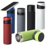 Garrafa térmica em aço inox com parede dupla isolada a vácuo, com capacidade de até 400 ml. Tampa rosqueável com anel de silicone para vedação. Com apoio de silicone para o celular na tampa.
