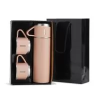 Kit Garrafa Térmica 450ml com Duas Tampas/Xícaras e Embalagem Elegante Elegância, praticidade e funcionalidade em um único presente. Este kit exclusivo conta com uma garrafa térmica de 450 ml em inox, ideal para manter bebidas quentes ou frias por mais tempo. Acompanha duas tampas extras, que podem ser utilizadas como xícaras, oferecendo versatilidade em qualquer situação – do escritório ao passeio ao ar livre.  A garrafa possui base antiderrapante, que proporciona mais segurança durante o uso, além de tampas com revestimento plástico interno, garantindo conforto térmico ao manuseá-las.  Para completar, o kit é apresentado em uma sacola de papel com berço de papelão personalizado, ideal para brindes corporativos, kits de fim de ano ou presentes promocionais com sofisticação e cuidado nos detalhes.  ???? Especificações Técnicas: Altura (kit embalado): 25,5 cm  Largura: 16 cm  Profundidade: 7,2 cm  Peso aproximado: 354 g  Capacidade da garrafa: 450 ml  Material: Inox com acabamento plást