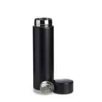  Garrafa Térmica Inox 400ml com Display Touch Screen e Infusor Tecnologia e praticidade reunidas em uma garrafa moderna e funcional. Esta garrafa térmica de parede dupla em inox com capacidade de 400ml mantém suas bebidas na temperatura ideal por mais tempo, enquanto a tampa inovadora conta com display touch screen em LED que mostra a temperatura exata do líquido.  Ideal para amantes de chá e infusões, acompanha um infusor de bebidas removível, perfeito para preparar suas infusões favoritas diretamente na garrafa.  ???? Especificações Técnicas: Capacidade: 400 ml  Altura: 22,8 cm  Largura: 6,5 cm  Circunferência: 20,5 cm  Peso aproximado: 252 g  Material: Inox com parede dupla  Tampa: Display touch screen em LED  Acessório: Infusor de bebidas removível  Área para gravação (CxL): 16 cm x 3 cm