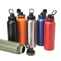 Garrafa térmica feita em inox com parede dupla, capacidade de 1,2 litros. Tampa livre de BPA com alça para transporte e tampa de proteção para o bocal.