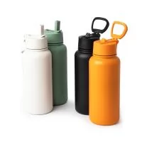 Garrafa térmica de parede dupla em inox, capacidade de 900ml. Tampa rosqueável com alça de transporte, bico flip e canudo interno. Altura :  24,6 cm - Largura :  9 cm - Circunferência :  28,8 cm