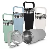 Garrafa térmica em aço inox com parede dupla com capacidade de até 650ml, parede externa com pintura a pó. Tampa rosqueável com anel de silicone para vedação. Alça de transporte em plástico. Permite-se hidratar por canudo ou bico.