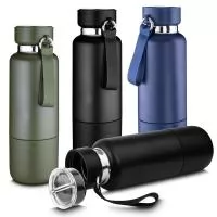 Garrafa térmica em aço inox com parede dupla isolada a vácuo e capacidade de 500ml. Alça de transporte em cordão. Tampa rosqueável, vedada por um anel de silicone e com uma argola tipo mosquetão para o cordão. Parte superior da tampa possui um compar