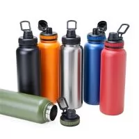 Garrafa térmica feita em inox com parede dupla, capacidade de 1,2 litros. Tampa livre de BPA com alça para transporte e tampa de proteção para o bocal. Altura :  30 cm Largura :  9,6 cm Circunferência :  28,6 cm