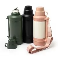 A garrafa perfeita para quem adora café! Com capacidade de 1,25L, feita em aço inox SUS 304, com parede dupla, ela torna qualquer rotina mais prática e dinâmica. O cordão de nylon com detalhe em couro sintético é ajustável e removível, permitindo car